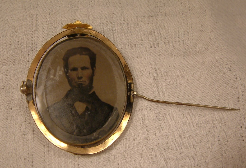 Rare Shell Cameo reversing to Mourning Photo - Image 3