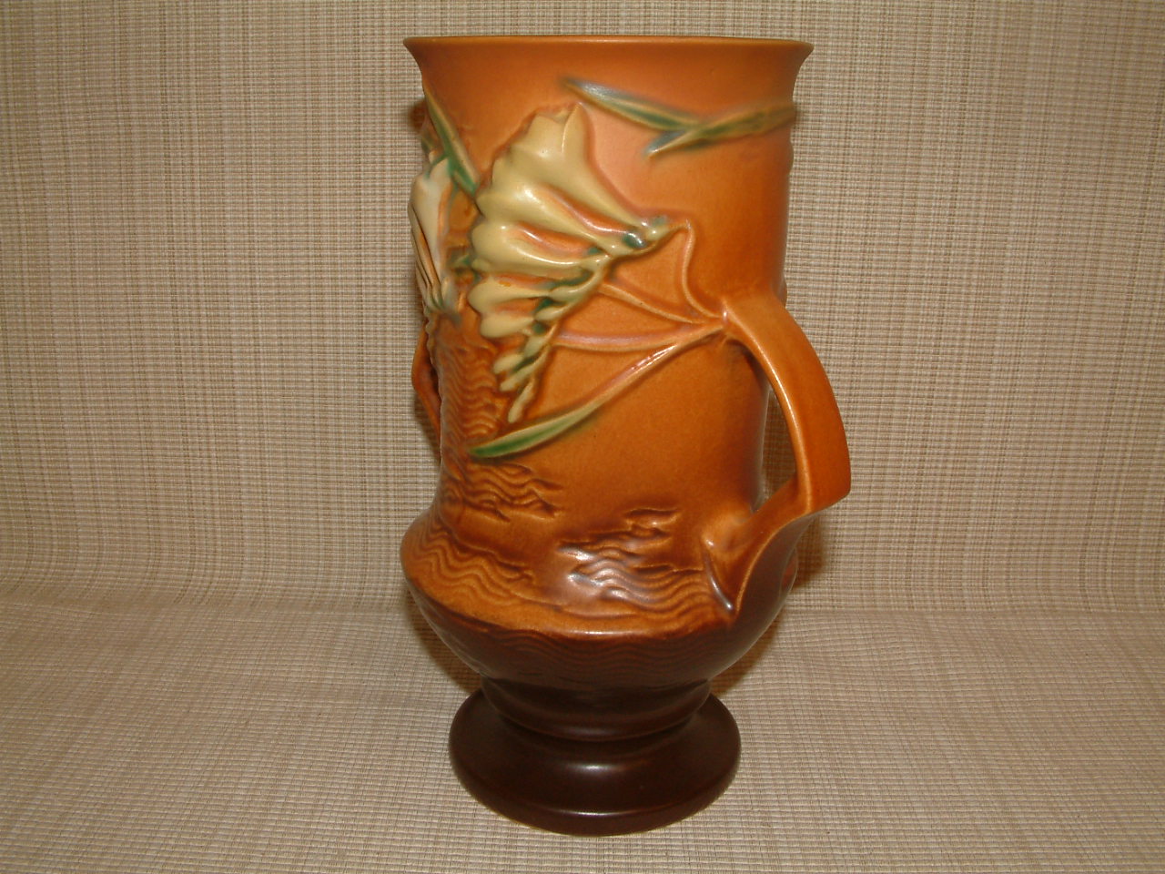 Roseville Terra Cotta Freesia Handled Vase #123-9" - Image 2