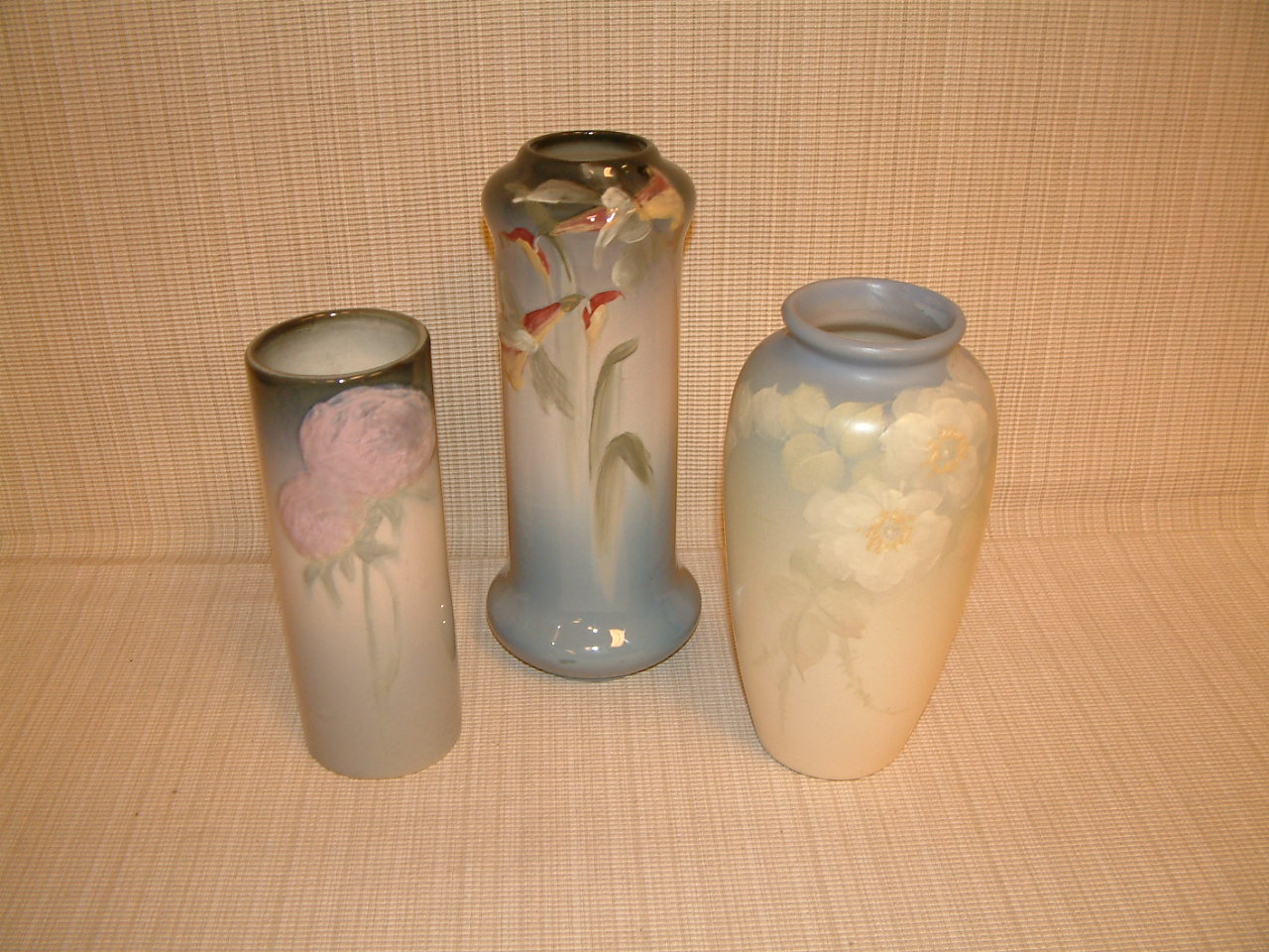 Weller Etna Tall Daffodil Vase - Image 10