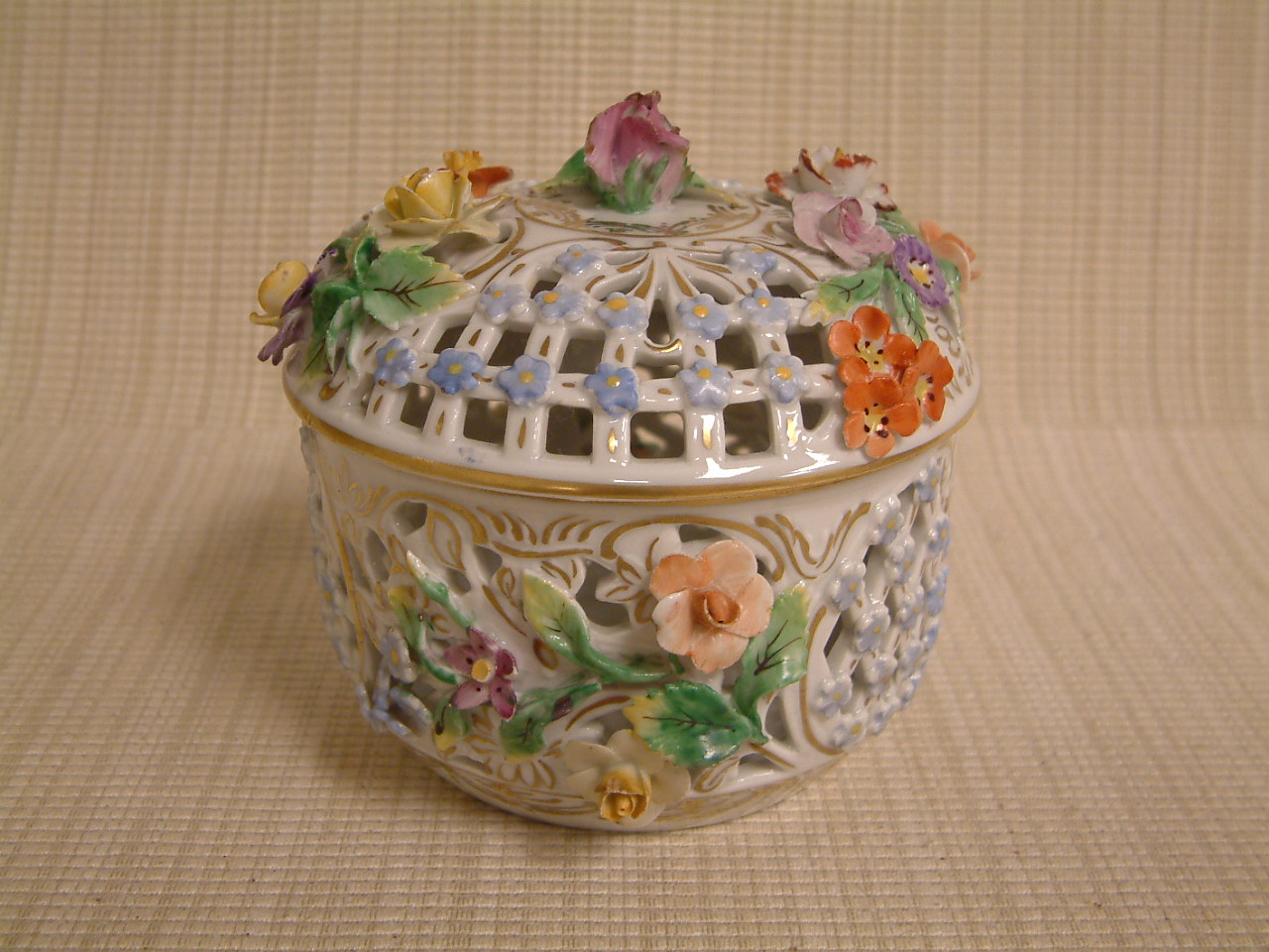 Dresden Carl Theime Reticulated Large Covered Trinket Dish - Image 2