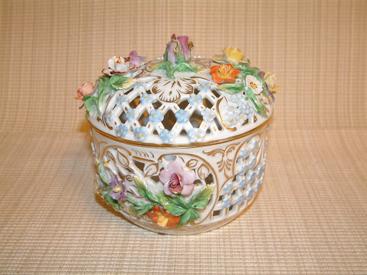 Dresden Carl Theime Reticulated Large Covered Trinket Dish - Image 4