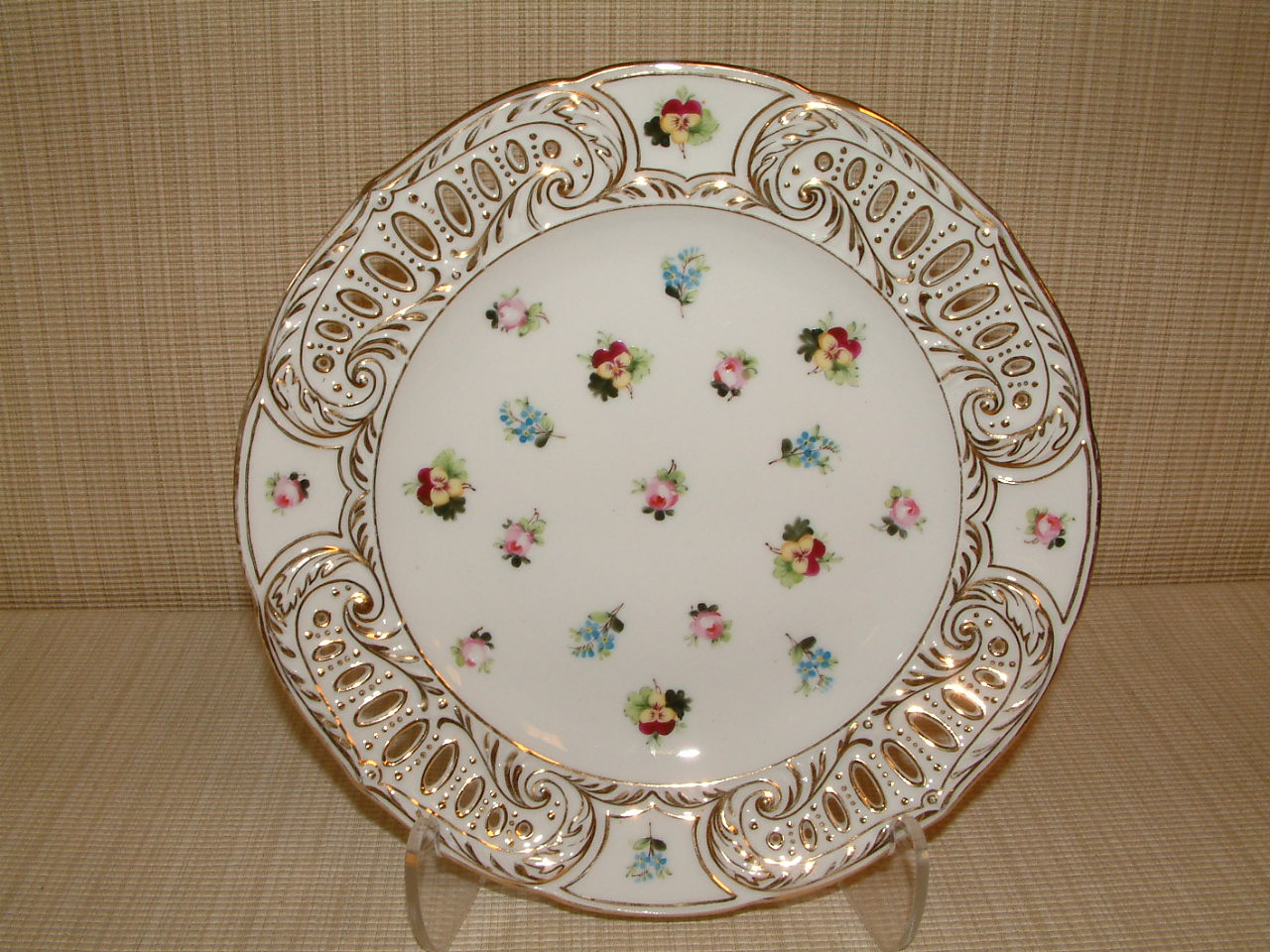 Dresden Reticulated Edge Cabinet Plate
