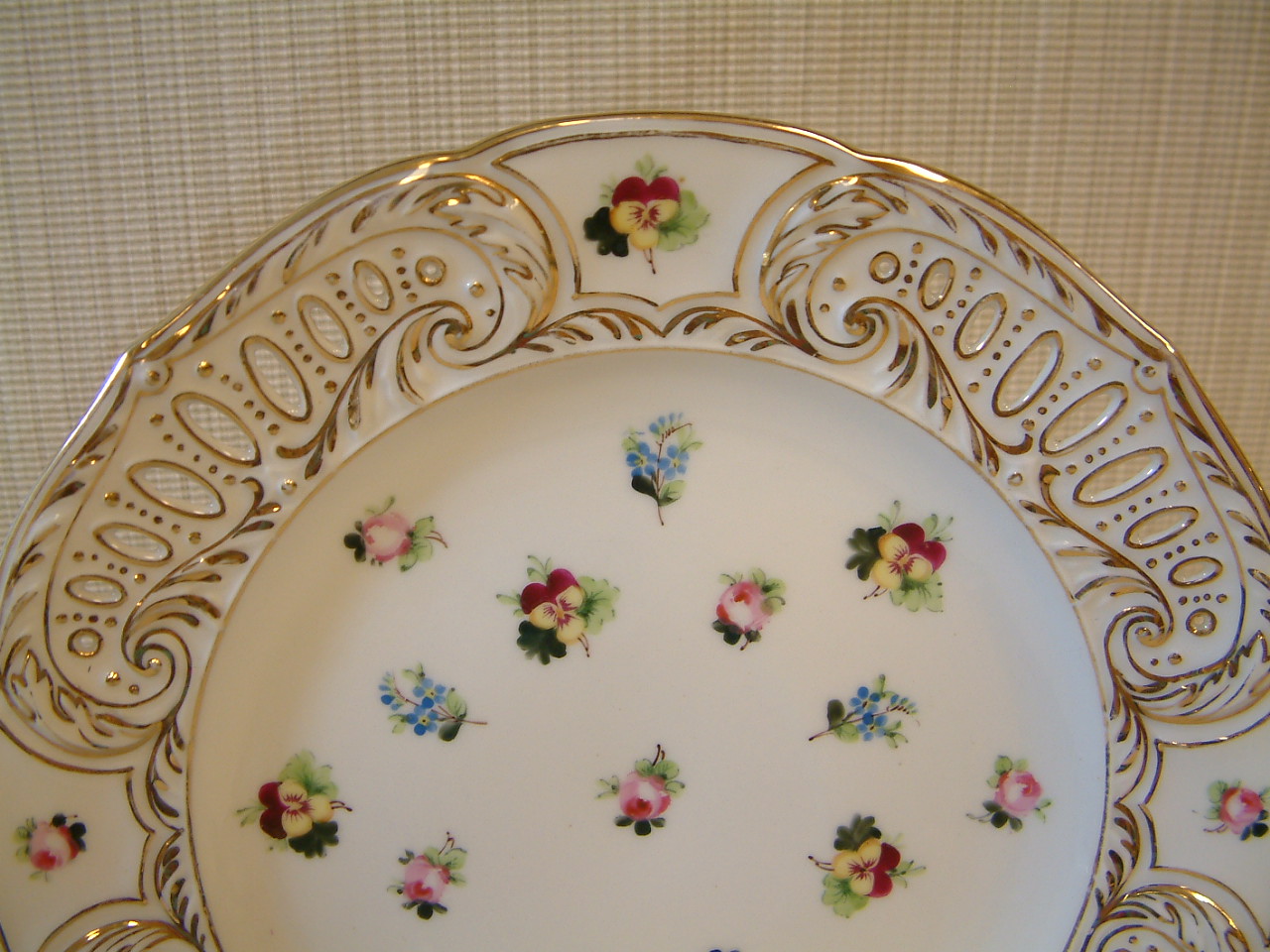 Dresden Reticulated Edge Cabinet Plate - Image 3